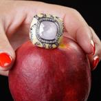 Ring sculptuur in geëmailleerd zilver met kristal. - Hoogte: