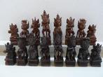 Jeu déchecs Bali et echiquier coffret entierement sculpté, Antiek en Kunst