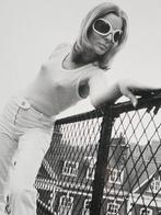 Michael Joseph (1941-) - Rooftop fashion, blonde in, Antiek en Kunst