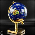 Globus van natuurlijk lapis lazuli – Een wereld in edele