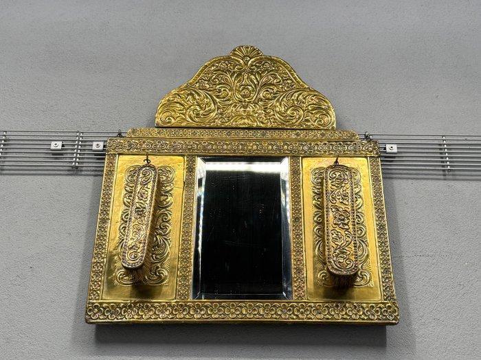 Prachtige antieke latoenspiegel met borstels - Spiegel -, Antiek en Kunst, Curiosa en Brocante