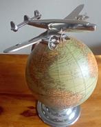AM Lockheed L-1049 Super Constellation sur globe empires