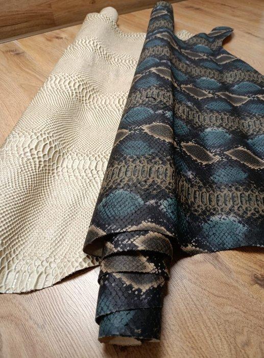 1-024- 250 x 105 cm - Due pregiate pelli di vitello, di, Antiek en Kunst, Antiek | Tapijten, Tafelkleden en Textiel