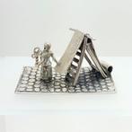 Miniatuur beeldje - Vrouw met mattenklopper / Man met, Antiek en Kunst