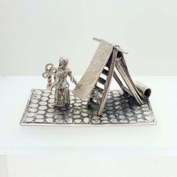 Miniatuur beeldje - Vrouw met mattenklopper / Man met, Antiek en Kunst, Antiek | Zilver en Goud