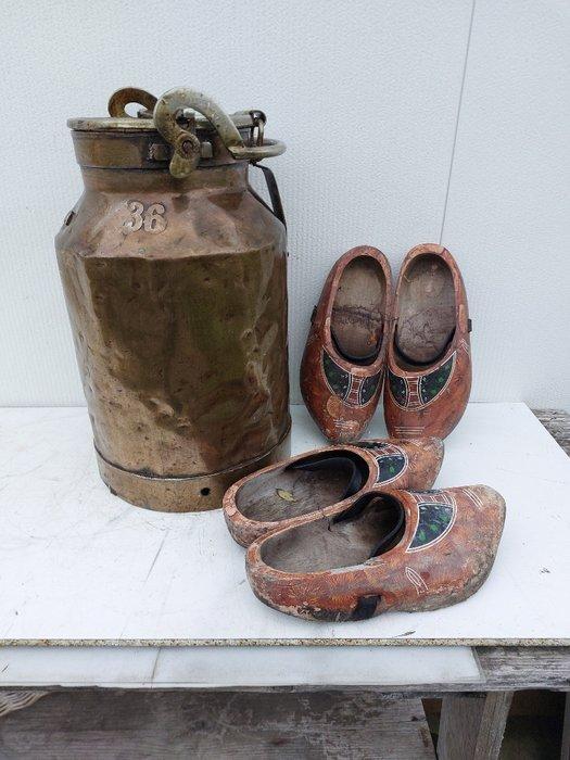 Decoratief ornament (5) - Nederland - melkemmer en klompen, Antiek en Kunst, Kunst | Designobjecten
