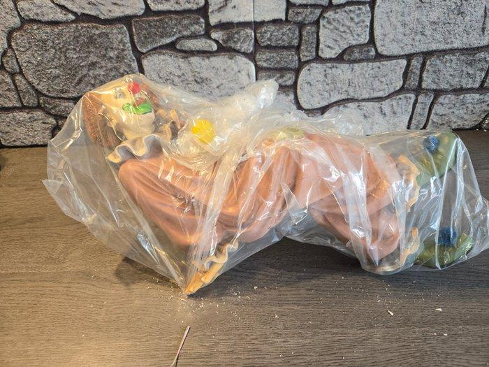Jun Asilo - Jun Asilo - Beeld, Clown met kauwgom zittend -, Antiek en Kunst, Curiosa en Brocante