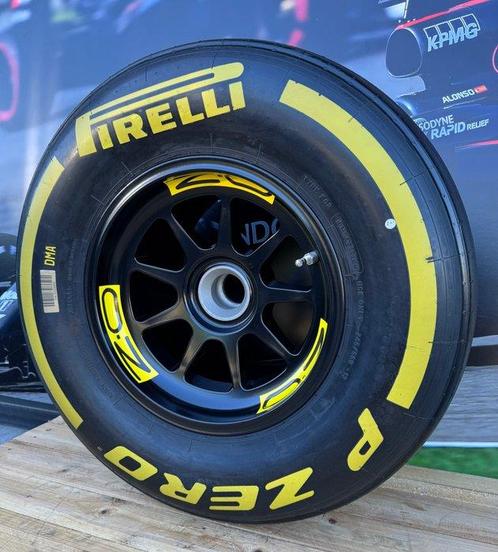Pneu complet sur la roue - Pirelli - O.Z - Formule 1 *** NO, Verzamelen, Automerken, Motoren en Formule 1