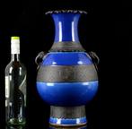 Een grote (40 cm) en zeldzame Chinese poederblauwe, Antiek en Kunst