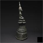 Bouddha Maravijaya en bronze à patine verte sombre et