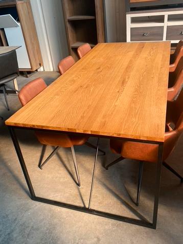 Ravenna eettafel, geborsteld eikenhout (nieuw, outlet) beschikbaar voor biedingen