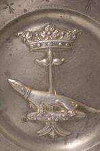 Assiette décorative en Etain – Le Levrier et le blason –