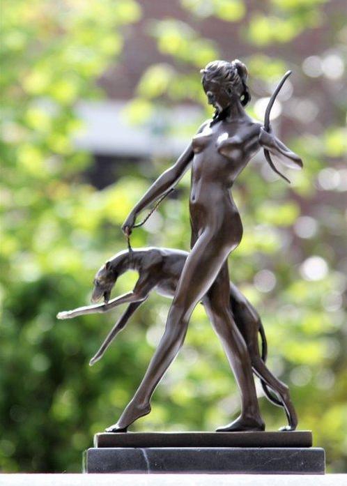 Statue, diana met windhond - 32 cm - marbre bronze, Antiek en Kunst, Kunst | Designobjecten