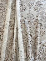 Exclusief handgeborduurd tuleweefsel met medaillons, vazen