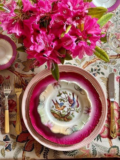 Linnen tafelkleed met exotische bloemen in intense kleuren,, Antiek en Kunst, Antiek | Meubels | Tafels