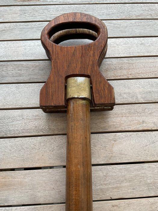 Wandelstok - antieke wandel-en zitstok in hout (walnoot), Antiek en Kunst, Curiosa en Brocante