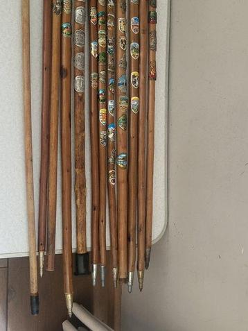 Wandelstok (12) - Hout - met diverse schildjes beschikbaar voor biedingen