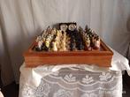 Jeu déchecs - bois, pâte, métal et porcelaine