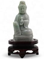 Guanyin sur socle en bois - Pierre - Chine - XXe siècle