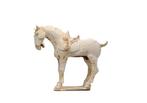 Terracotta Een beschilderd aardewerk figuur van een paard,, Verzamelen