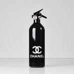 VLEZ (1987) - Chanel Fire Extinguisher, Antiquités & Art, Art | Peinture | Moderne