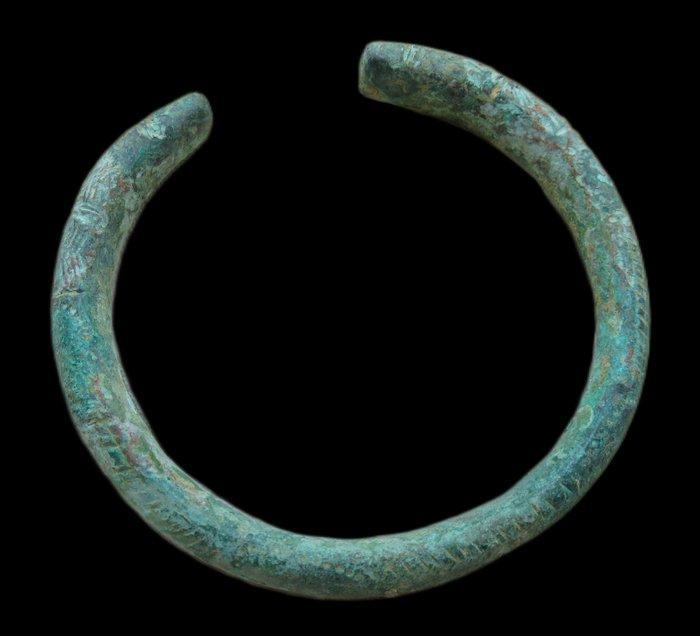 Époque Viking bracelet en bronze antique, têtes de serpents, Antiquités & Art, Antiquités | Autres Antiquités