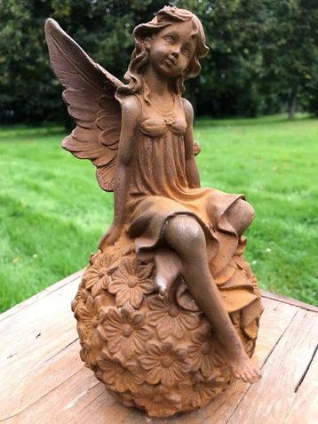 Sculpture, Tuin elf zittende op een bol van madeliefjes - 22