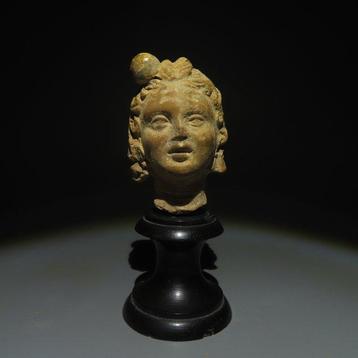 Grec antique mycénien Terre cuite Tête féminine. IVe siècle, Collections