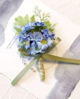 Luxe corsage vergeet me nietjes boutonnière op pinclip met, Hobby en Vrije tijd, Knutselen, Nieuw