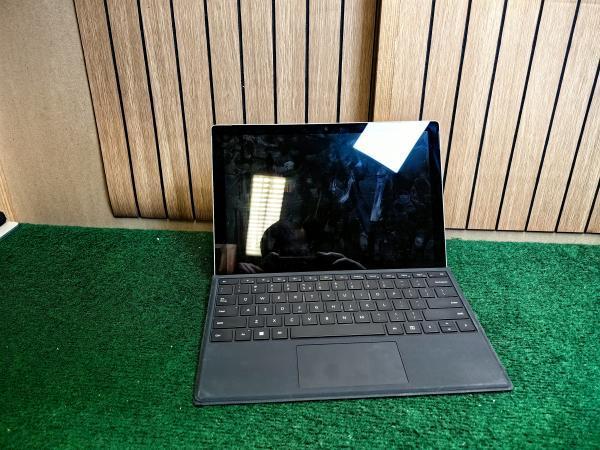 Veiling - Microsoft Surface Laptop 2020 - Defect, Computers en Software, Windows Laptops