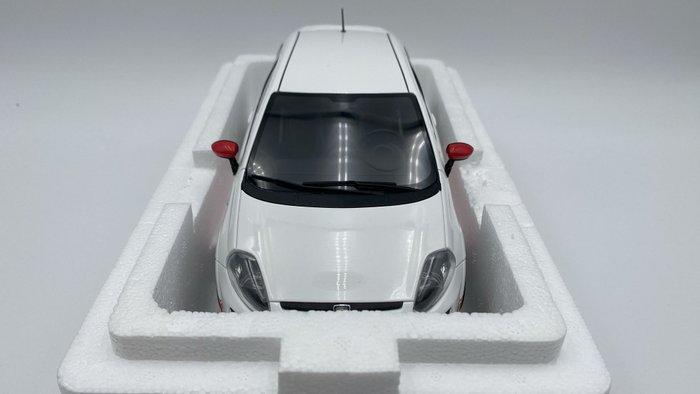 Otto Mobile 1:18 - Modelauto - Fiat Punto Evo Abarth Essesse, Hobby en Vrije tijd, Modelauto's | 1:5 tot 1:12