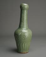 Longquan celadon vase - Porselein - Carved Tiger - China -, Antiek en Kunst
