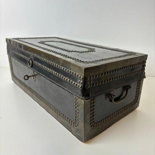 Kist - Hout, Leder, Messing - China - unknown, Antiek en Kunst, Antiek | Overige Antiek