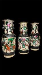 Trois vases en porcelaine - famille rose - Chine - Dynastie, Antiek en Kunst