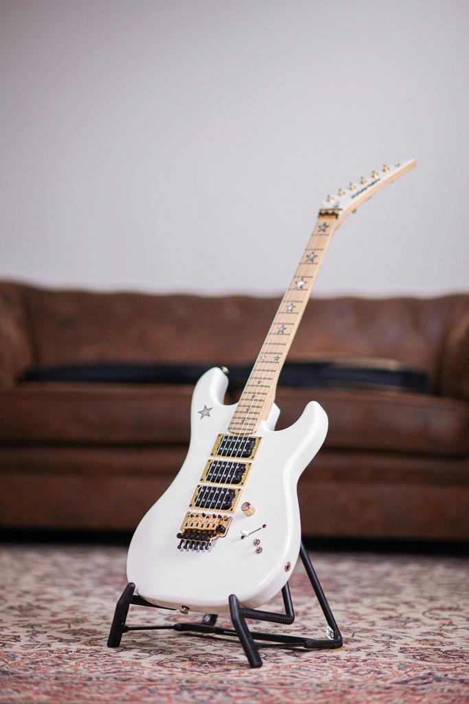 Kramer Jersey Star | Alpine White, Musique & Instruments, Instruments à corde | Guitares | Électriques, Envoi