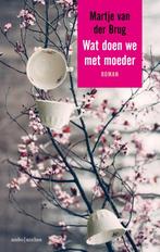 Wat doen we met moeder 9789026338120 Martje van der Brug, Boeken, Verzenden, Gelezen, Martje van der Brug