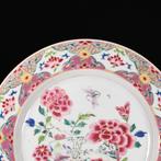 Bord - Assiette Famille Rose à décor de pivoines et paysages, Antiquités & Art