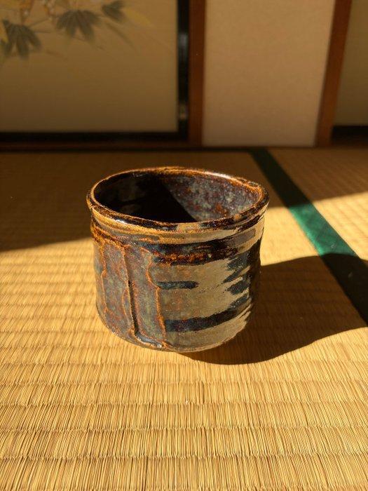 Japanse Chawan (theekopje), donker glazuur aardewerk,, Antiquités & Art, Antiquités | Autres Antiquités
