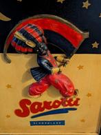 Een kunstvol versierd reliëfbeeld van het bedrijf Sarotti. -