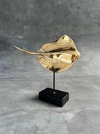 Beeld, No Reserve Price - Stingray on a stand, made of, Antiek en Kunst, Kunst | Designobjecten