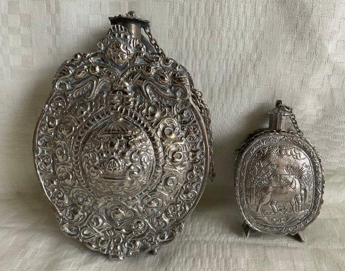 Fles (2) - Twee Balkan-Griekse verzilverde kruitflessen (19e, Antiek en Kunst, Antiek | Overige Antiek