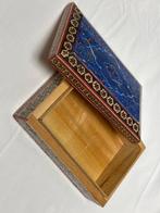 Boîte peinte et décorée selon la technique du khâtamkâri -