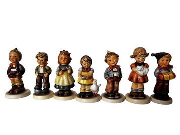 Goebel - M.I. Hummel - Figuur - 19 Hummel + shelf Goebel beschikbaar voor biedingen