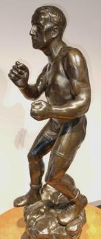Beeld, Fraai Antiek Beeld van een gespierde Bokser - 44.5 cm
