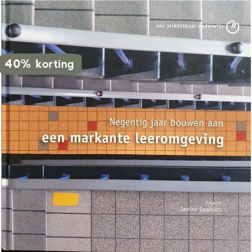 Negentig jaar bouwen aan een markante leeromgeving, Boeken, Kunst en Cultuur | Beeldend, Zo goed als nieuw, Verzenden