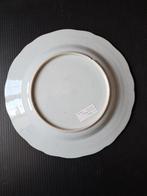 Rare grand plat armorié en porcelaine pour le marché