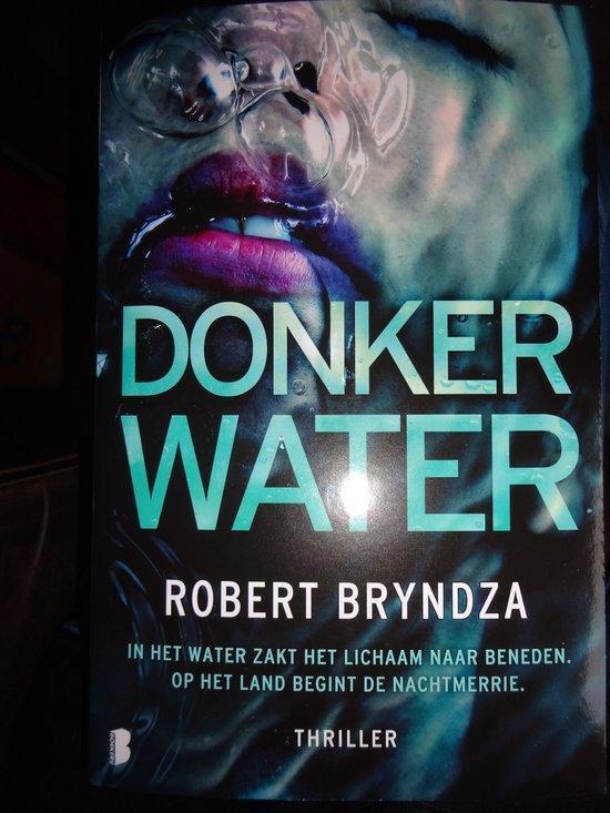Donker Water Robert Bryndza 9789049204099 Robert Bryndza, Boeken, Overige Boeken, Zo goed als nieuw, Verzenden