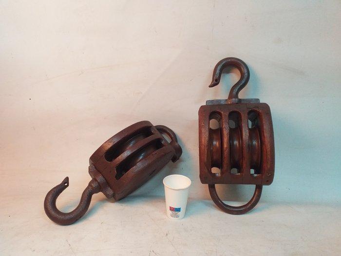 Werkgereedschap - Twee katrollen, Antiek en Kunst, Curiosa en Brocante