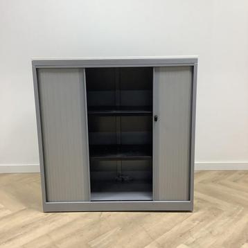 Tweedehands roldeurkast / archiefkast vv 2 legborden (hxbxd) beschikbaar voor biedingen