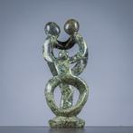 Randgandi Mazarog - Figure - Groot familiebeeld van drie, Antiek en Kunst